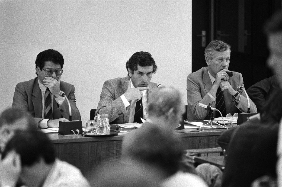 Persconferentie door de 3 informateurs v.l.n.r. Van Thij Lubbers, De Koning i.v., Bestanddeelnr 931-6073