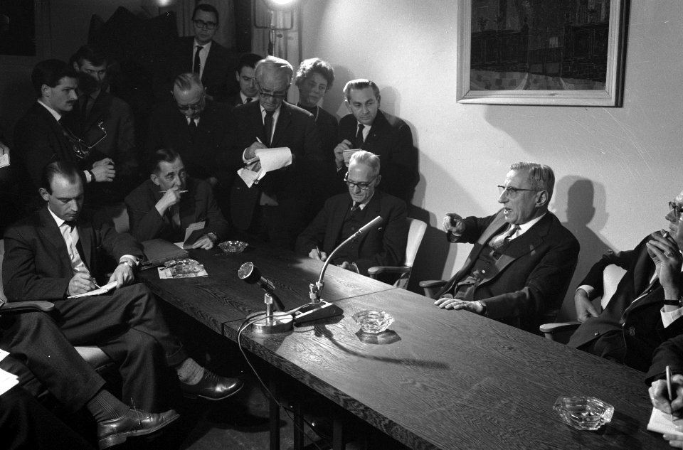 Persconferentie in de Nieuwspoort inzake Nieuw-Guinea De Quay, Bestanddeelnr 913-6331