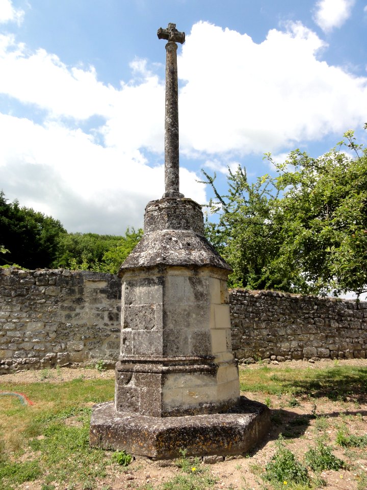 Pernant (Aisne) croix de cimetière MH