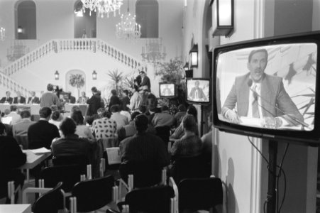 Persconferentie i.v.m. ontvoering Gerrit Jan Heijn in gemeentehuis Bloemendaal m, Bestanddeelnr 934-1583