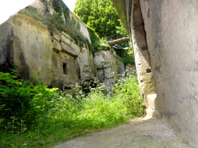 Pernant (Aisne) chateau, MH, (04) détail vu par un trou du portail