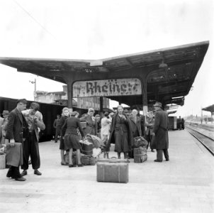 Perron van spoorwegstation Rheine met repatrianten, Bestanddeelnr 900-5064