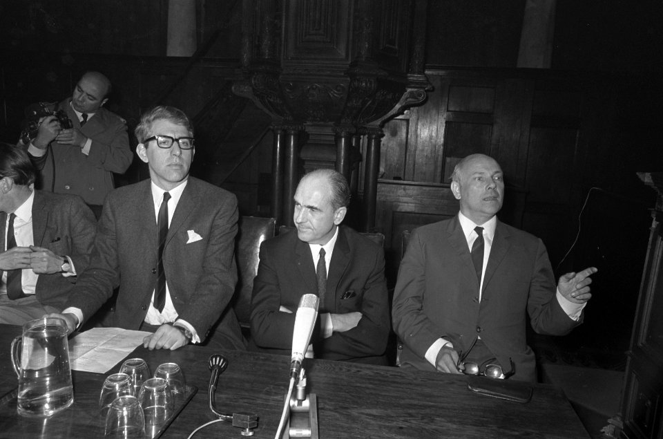 Persconferentie in de Aula van de Gemeentelijke Universiteit aan het Spui. Dr. B, Bestanddeelnr 921-2808