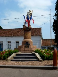 Pernes (Pas-de-Calais, Fr) monument aux morts