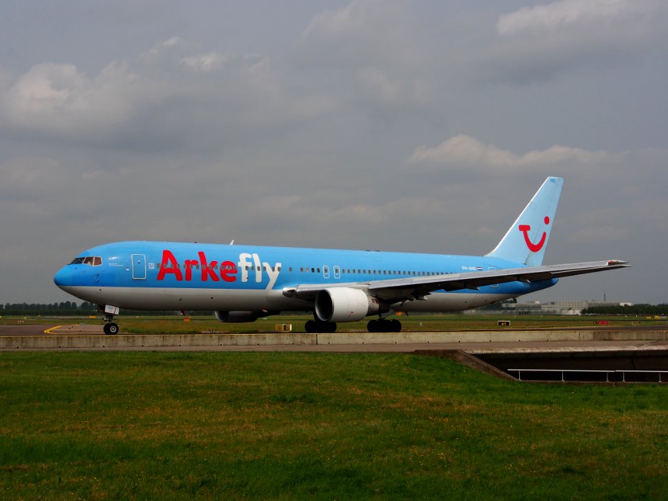 PH-AHQ ArkeFly Boeing 767-383(ER) - cn 24477 taxiing 14july2013 pic-003