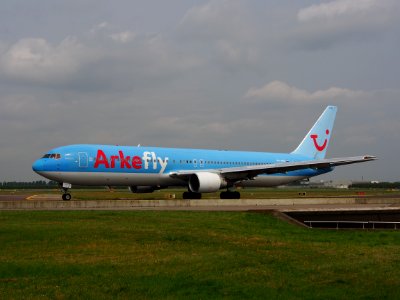 PH-AHQ ArkeFly Boeing 767-383(ER) - cn 24477 taxiing 14july2013 pic-003