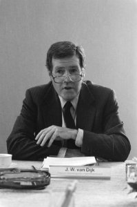 Persconferentie FGH (opdracht Financieel Dagblad) J. W. van Dijk , close, Bestanddeelnr 933-6377