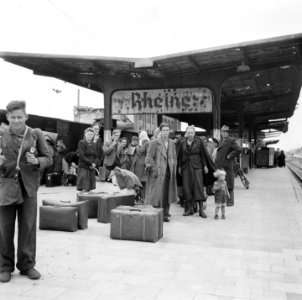 Perron van spoorwegstation Rheine met repatrianten, Bestanddeelnr 900-5065 photo