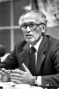 Persconferentie door dr. L. de Jong ivm verschijnen van deel 10b van Het konink, Bestanddeelnr 931-8582