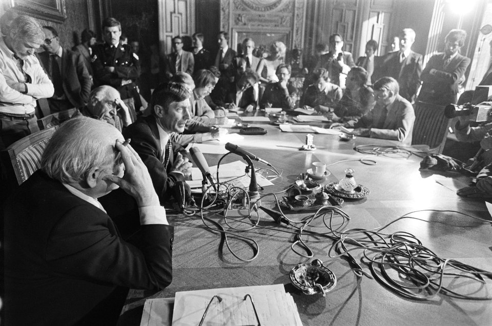 Persconferentie Den Haag met Den Uyl en Van Agt Den Uyl (l) en Van Agt, Bestanddeelnr 929-2222