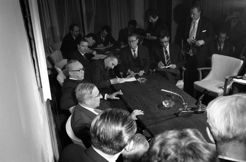 Persconferentie in de Nieuwspoort inzake Nieuw-Guinea De Quay, Bestanddeelnr 913-6329