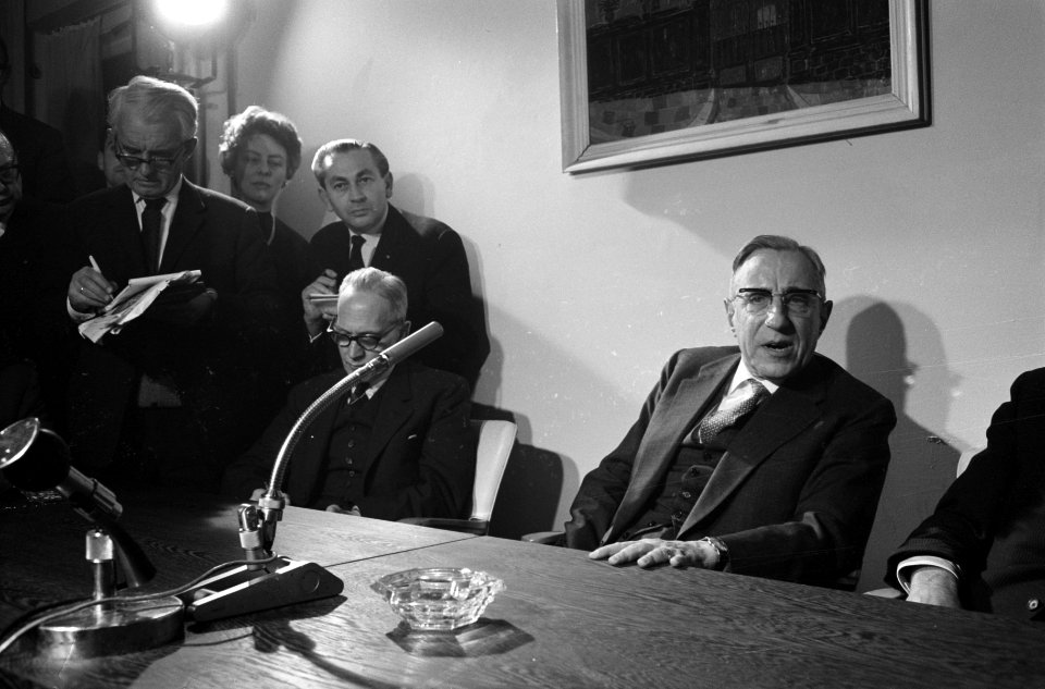 Persconferentie in de Nieuwspoort inzake Nieuw-Guinea De Quay, Bestanddeelnr 913-6323