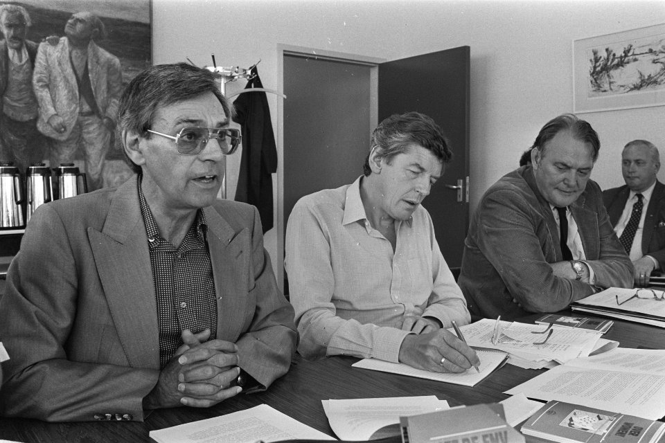 Persconferentie FNV v.l.n.r. Drabbe, Kok en Bode, Bestanddeelnr 933-0050
