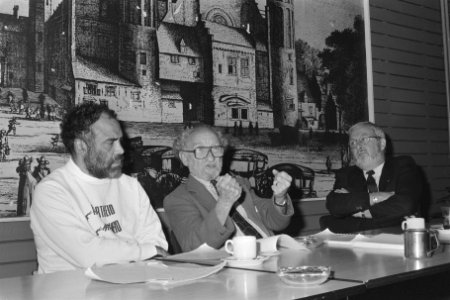 Persconferentie enkele schrijvers van Apartheid Made in Europe in Den Haag v, Bestanddeelnr 933-8133