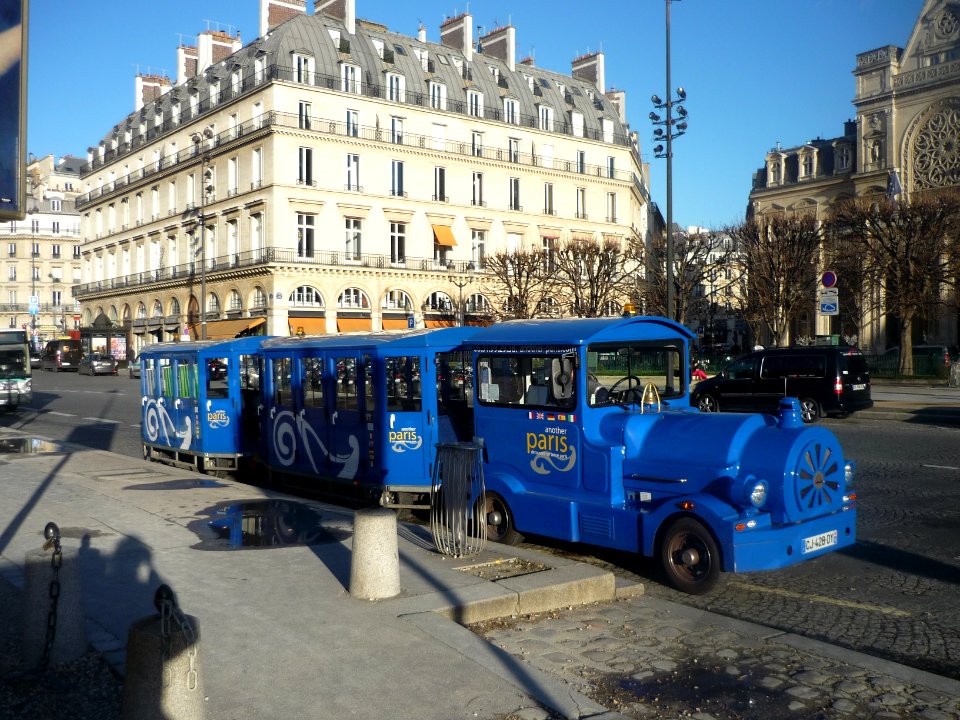 Petit train touristique parisien - P1340351