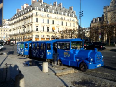 Petit train touristique parisien - P1340351