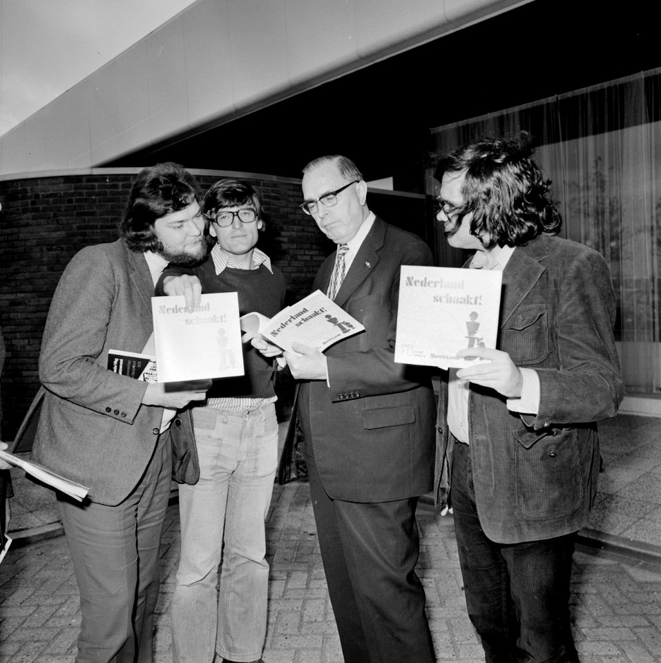 Persconferentie in Amsterdam van KNSB t.g.v. 100-jarig bestaan KNSB v.l.n.r. me, Bestanddeelnr 927-1327