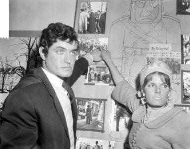 Persconferentie in gebouw aan Prinsengracht 820 , Lucia Post en Joop Dekker wijz, Bestanddeelnr 918-9427