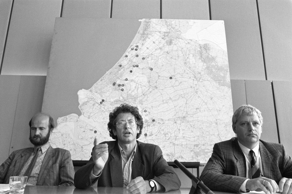 Persconferentie in Den Haag i.v.m. resultaten onderzoek naar gif op 24 vuilnisbe, Bestanddeelnr 934-2992