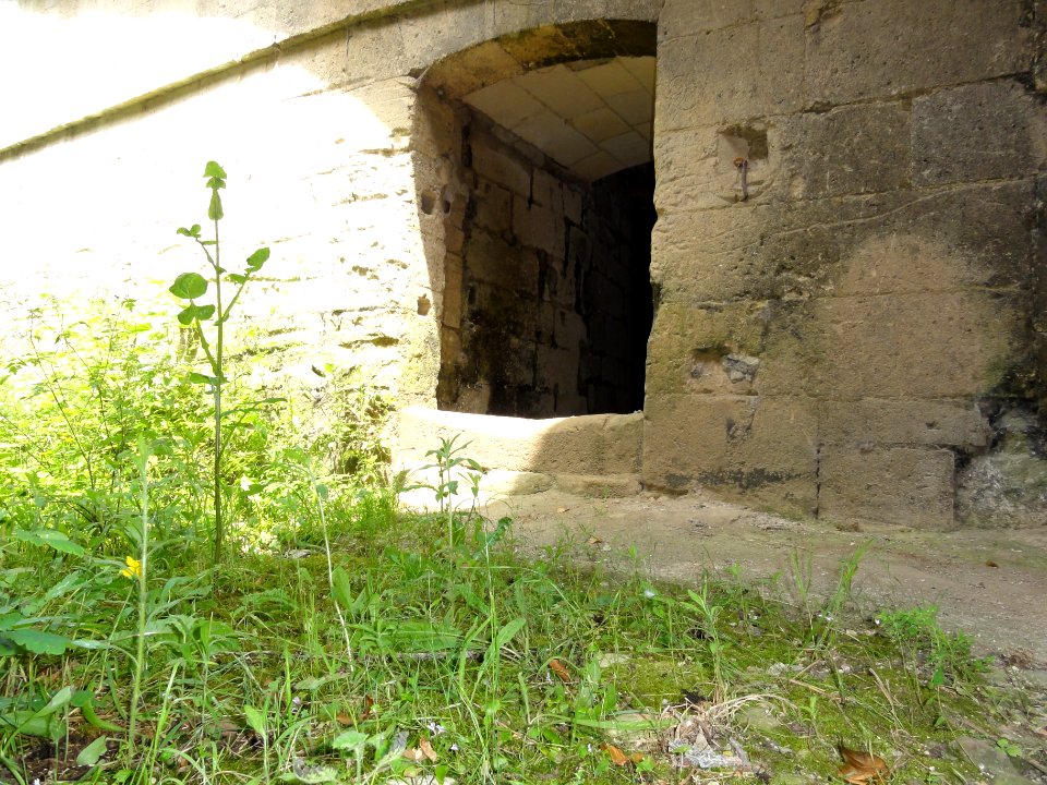 Pernant (Aisne) chateau, MH, (05), détail vu par un trou du portail