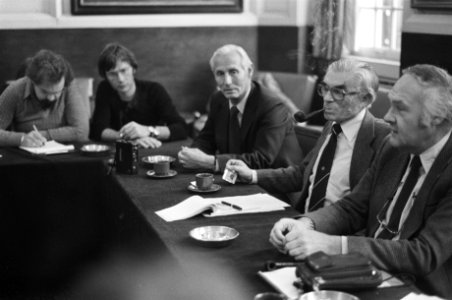 Persconferentie burgemeester Polak nav aktie HC Sanders (links) (Amsterdam, Bestanddeelnr 930-7017