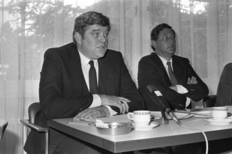 Persconferentie AVRO in verband met seizoen 198485 Wibo van de Linde (l) en vo, Bestanddeelnr 933-0574