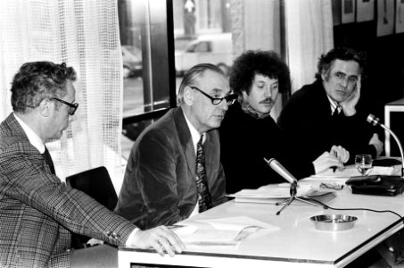 Persconferentie Boek en Stad Amsterdam in Van Goghmuseum v.l.n.r. G. Lubberhuize, Bestanddeelnr 927-8773