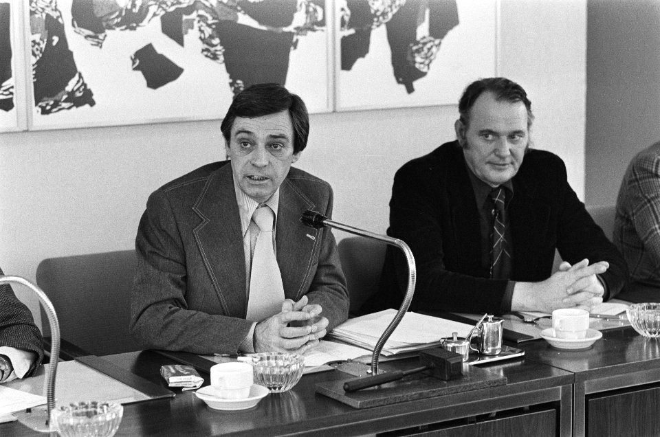 Persconferentie FNV over arbeidsvoorwaardenbeleid 1978 Frans Drabbe (l) en Herm, Bestanddeelnr 929-5200