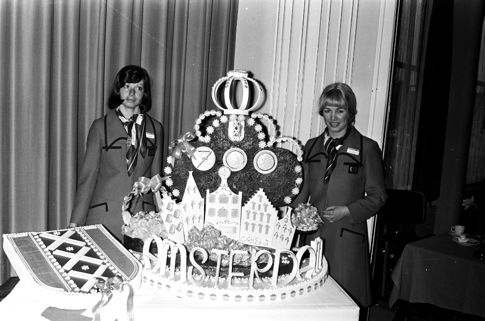 Persconferentie Amsterdam 700 Amsterdam 700 taart vervaardigd door de patisseri, Bestanddeelnr 927-8164