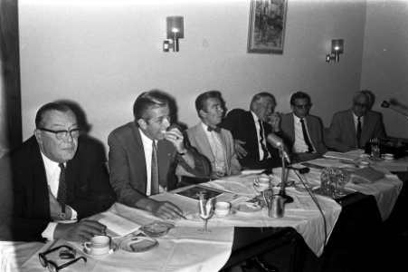 Persconferentie AVRO, Hilversum, v.l.n.r. J. Bongenaar (fin.-ec.-directeur), S. , Bestanddeelnr 924-9087
