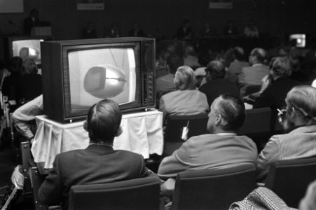 Persconferentie Firato Amsterdam, demonstratie videorecorder, Bestanddeelnr 924-8327