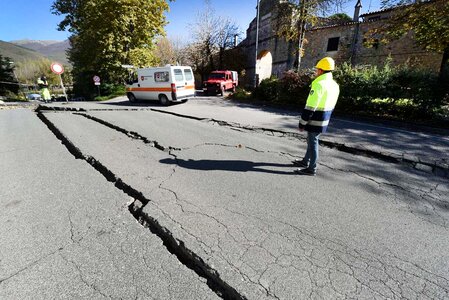 San bendetto norcia earthquake earthquake norcia cracked road photo