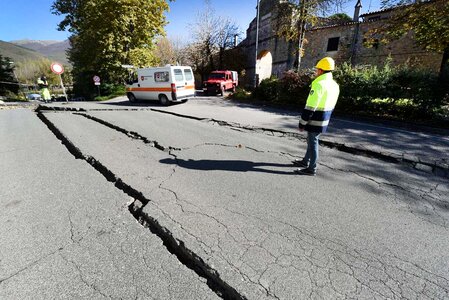 San bendetto norcia earthquake earthquake norcia cracked road