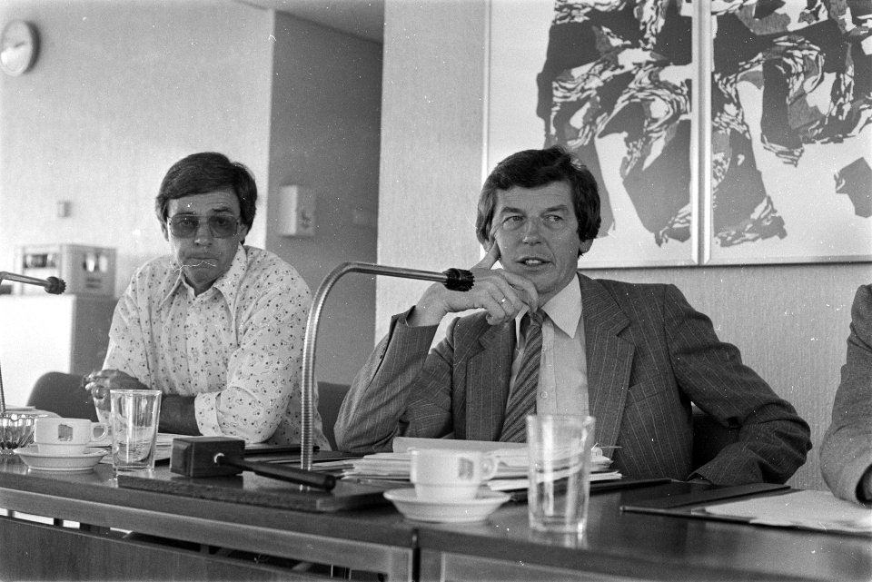 Persconferentie FNV over discussienota Aan de slag Wim Kok (r) tijdens de per, Bestanddeelnr 931-5806