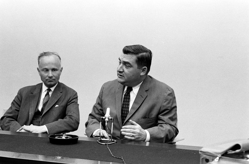 Perschef van Kennedy heer Salinger op Schiphol (persconferentie), Bestanddeelnr 913-9004