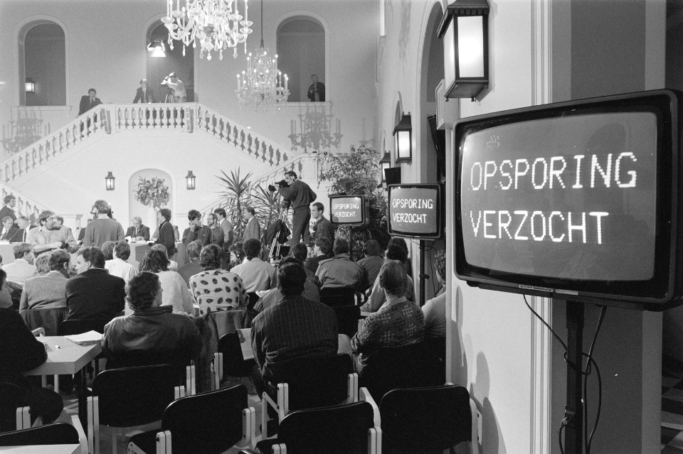 Persconferentie i.v.m. ontvoering Gerrit Jan Heijn in gemeentehuis Bloemendaal m, Bestanddeelnr 934-1576