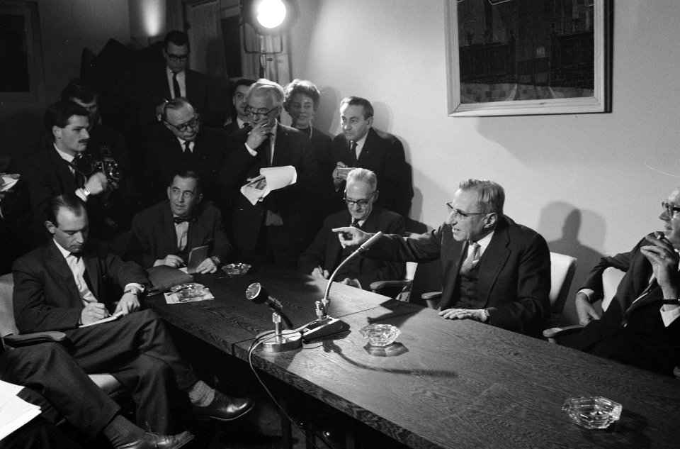 Persconferentie in de Nieuwspoort inzake Nieuw-Guinea De Quay, Bestanddeelnr 913-6332