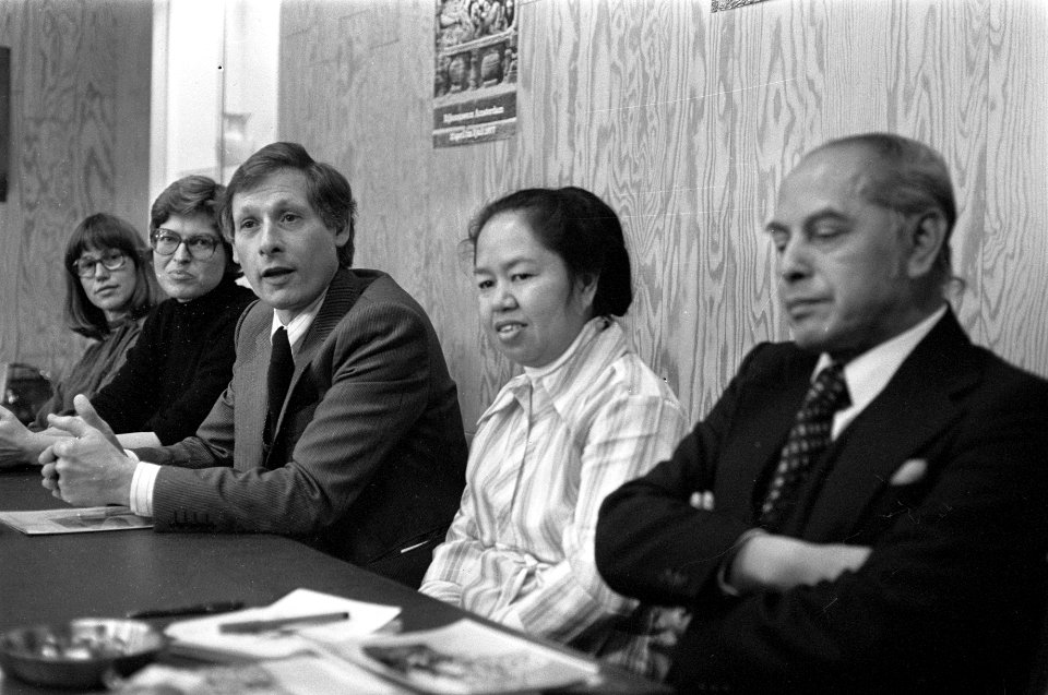 Persconferentie, met in het midden de Indonesische oudheidkundige Hendari Sofion, Bestanddeelnr 929-1324