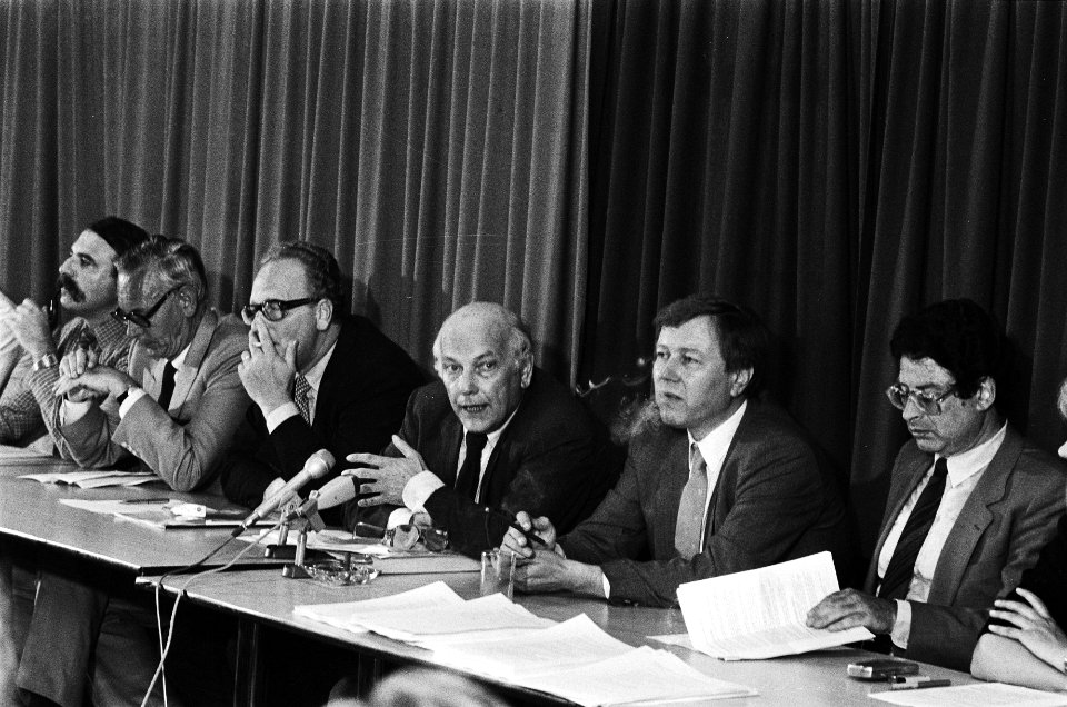 Persconferentie afgetreden PvdA-ministers in Den Haag, Bestanddeelnr 932-1912