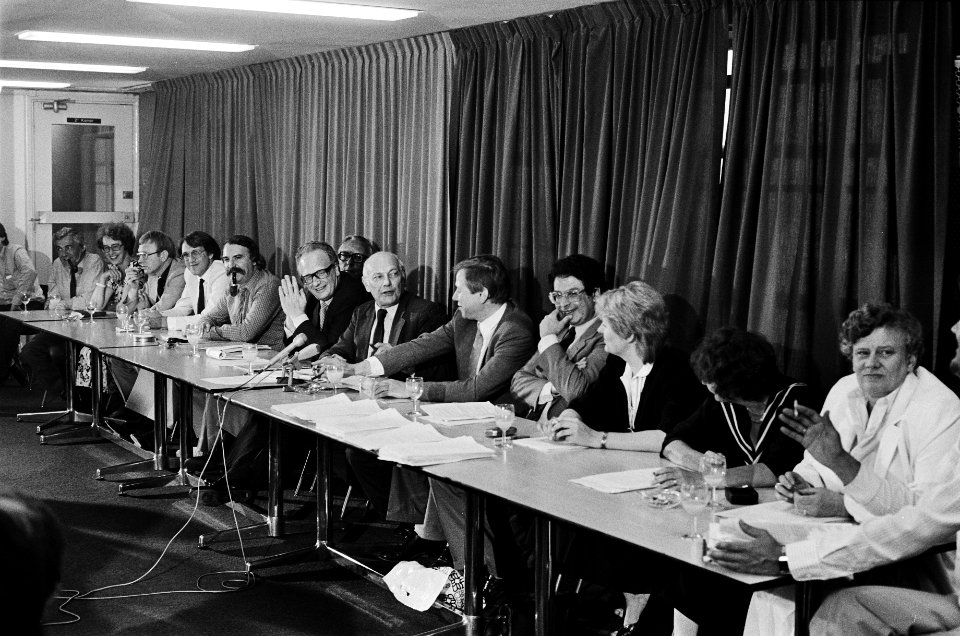 Persconferentie afgetreden PvdA-ministers in Den Haag (r) Stuiveling, dAncona , Bestanddeelnr 932-1913