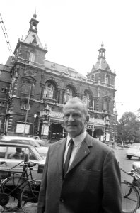 Persconferentie i.v.m. 75-jarig bestaan Stadsschouwburg te Amsterdam Dir. E. P., Bestanddeelnr 922-7370 photo