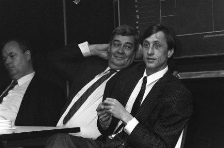 Persconferentie Ajax-voorzitter A. Harmsen (l) en technisch-directeur Johan Crui, Bestanddeelnr 933-7921