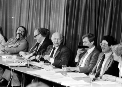 Persconferentie afgetreden PvdA-ministers in Den Haag v.l.n.r. Van der Louw , , Bestanddeelnr 932-1910
