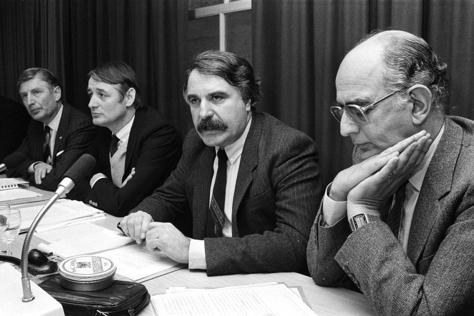 Persconferentie bestuur Foster Parents Plant in Den Haag Van Meekren , Van der L, Bestanddeelnr 932-8510