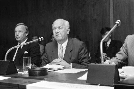 Persconferentie De Boer Winkelbedrijven , directeur E. de Boer (r), Bestanddeelnr 933-9597