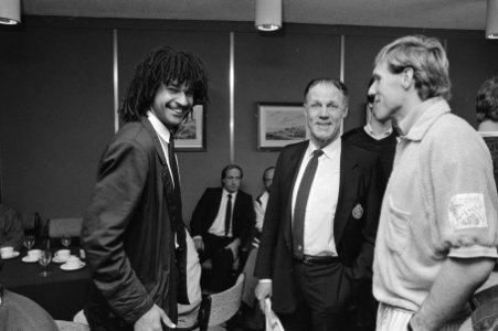 Persbijeenkomst Nederlands Elftal in Velp vlnr Gullit, bondscoach Michels, van, Bestanddeelnr 933-6509