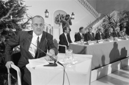 Persconferentie i.v.m. ontvoering van Gerrit Jan Heijn in het gemeentehuis van B, Bestanddeelnr 934-1585