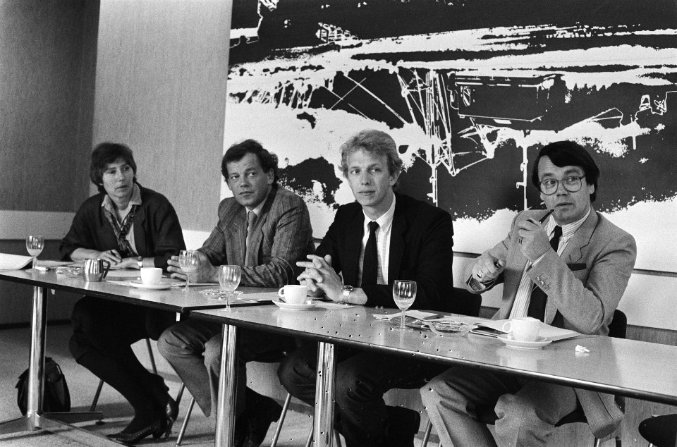 Persconferentie D66 ivm beleid buitenlanders v.l.n.r. Freek Gerritsen (gem. Alm, Bestanddeelnr 932-9932