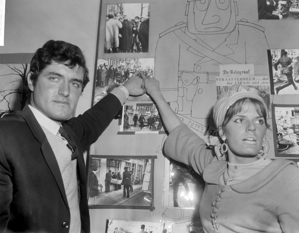 Persconferentie in gebouw aan Prinsengracht 820 , Lucia Post en Joop Dekker wijz, Bestanddeelnr 918-9426