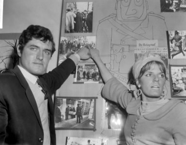 Persconferentie in gebouw aan Prinsengracht 820 , Lucia Post en Joop Dekker wijz, Bestanddeelnr 918-9426